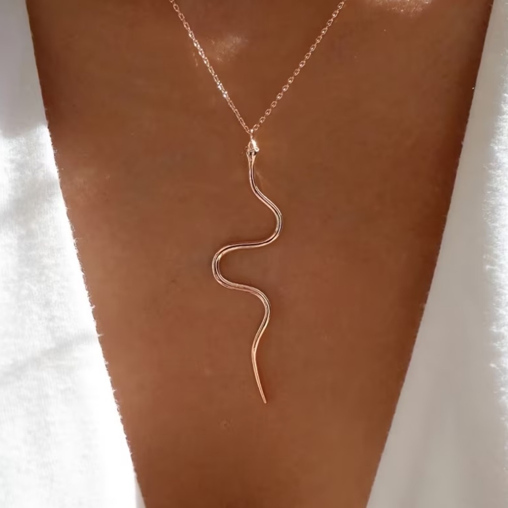 NEW Elegant Golden Rose Snake Pendant Necklace. 🐍 Holiday Gift 🎁 B0-24